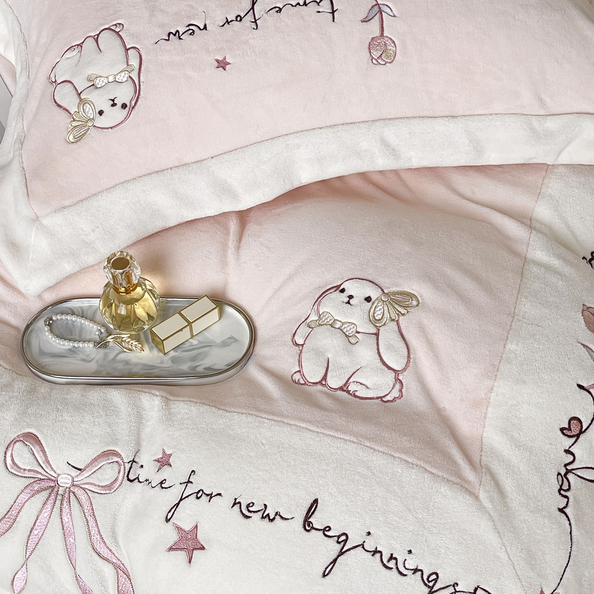 91家纺网 家纺一手货源 找家纺  2025冬季爆款A类加厚牛奶绒四件套保暖双面加绒珊瑚绒重工刺绣被套床单卡通床上用品 萌兔-粉白