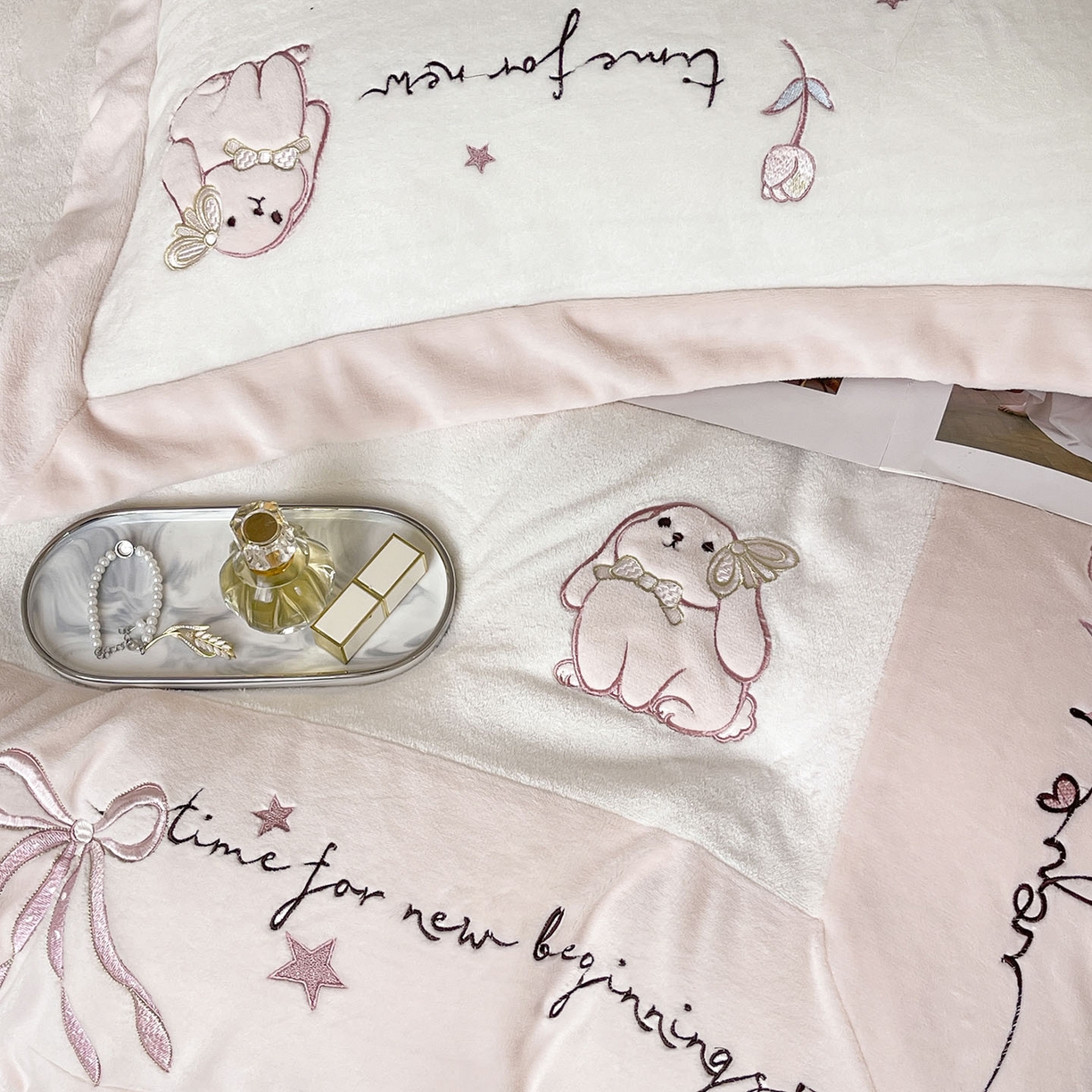 91家纺网 家纺一手货源 找家纺  2025冬季爆款A类加厚牛奶绒四件套保暖双面加绒珊瑚绒重工刺绣被套床单卡通床上用品 萌兔-白粉