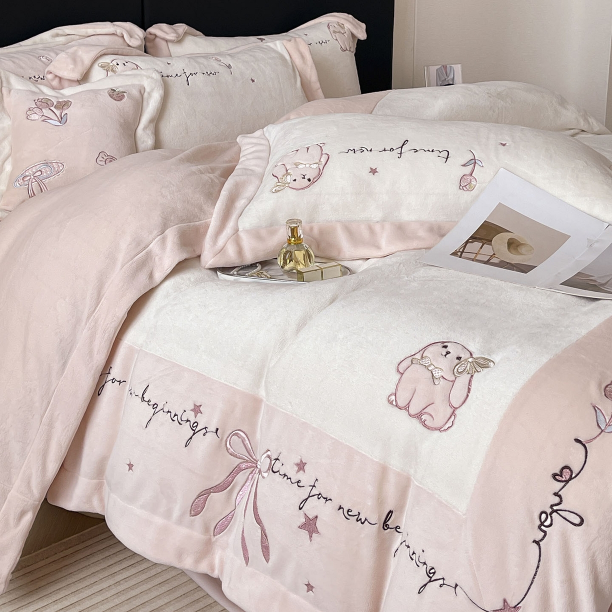 91家纺网 家纺一手货源 找家纺  2025冬季爆款A类加厚牛奶绒四件套保暖双面加绒珊瑚绒重工刺绣被套床单卡通床上用品 萌兔-白粉