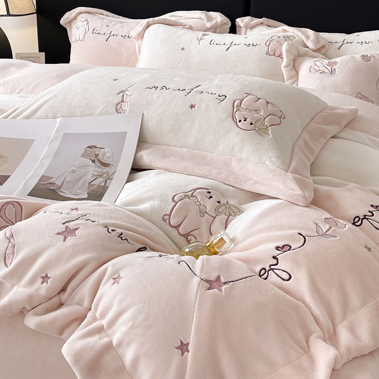 91家纺网 家纺一手货源 找家纺  2025冬季爆款A类加厚牛奶绒四件套保暖双面加绒珊瑚绒重工刺绣被套床单卡通床上用品 萌兔-白粉