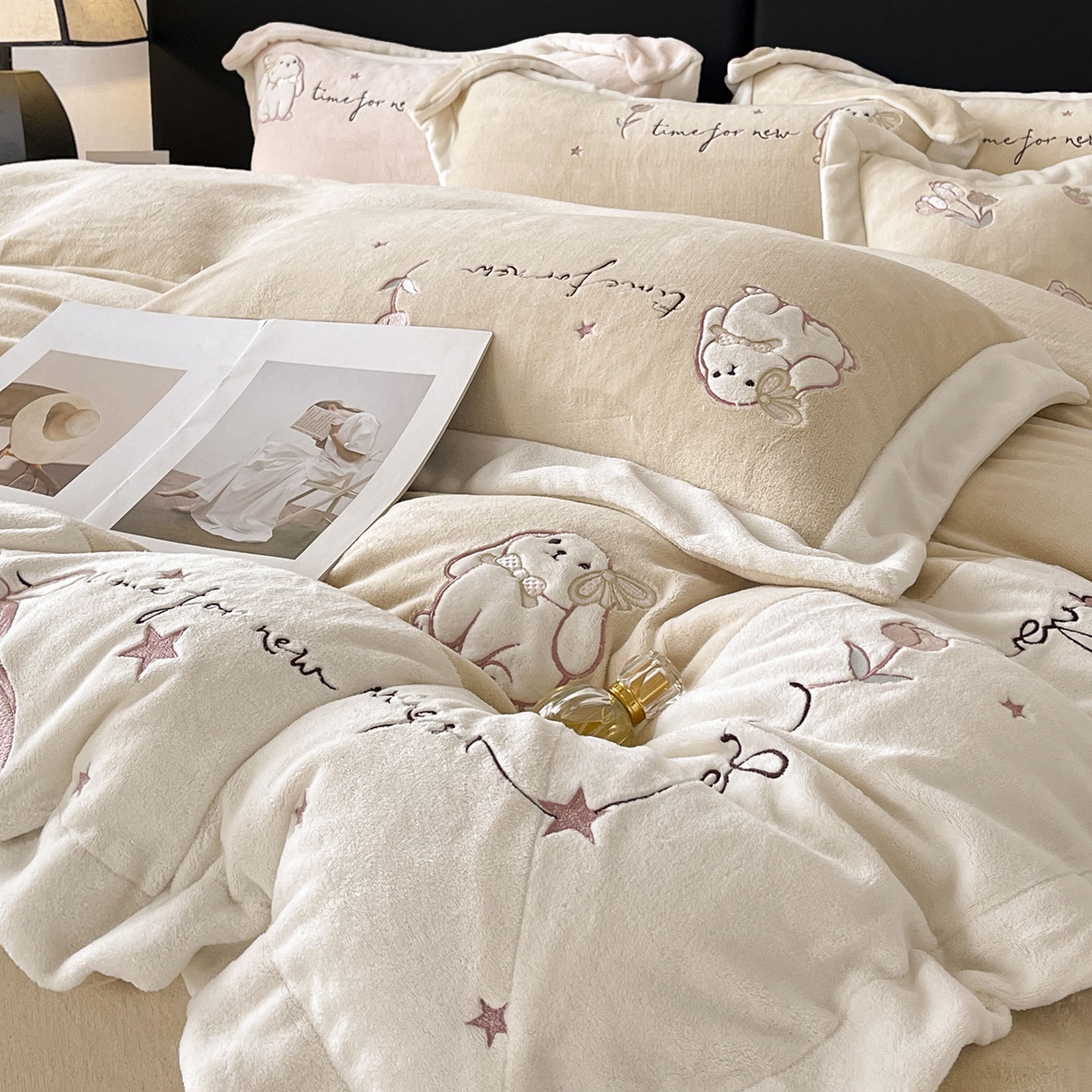 91家纺网 家纺一手货源 找家纺  2025冬季爆款A类加厚牛奶绒四件套保暖双面加绒珊瑚绒重工刺绣被套床单卡通床上用品 萌兔-咖