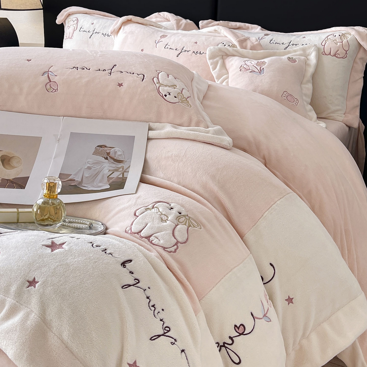 91家纺网 家纺一手货源 找家纺  2025冬季爆款A类加厚牛奶绒四件套保暖双面加绒珊瑚绒重工刺绣被套床单卡通床上用品 萌兔-粉白