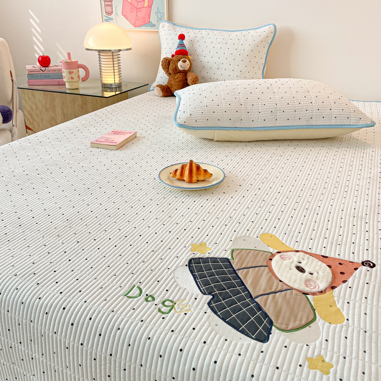 91家纺网 家纺一手货源 找家纺 桃心家居 2025新款ins小清新刺绣贴布绣卡通云柔水洗棉多功能床盖三件套 水洗棉床盖-快乐狗