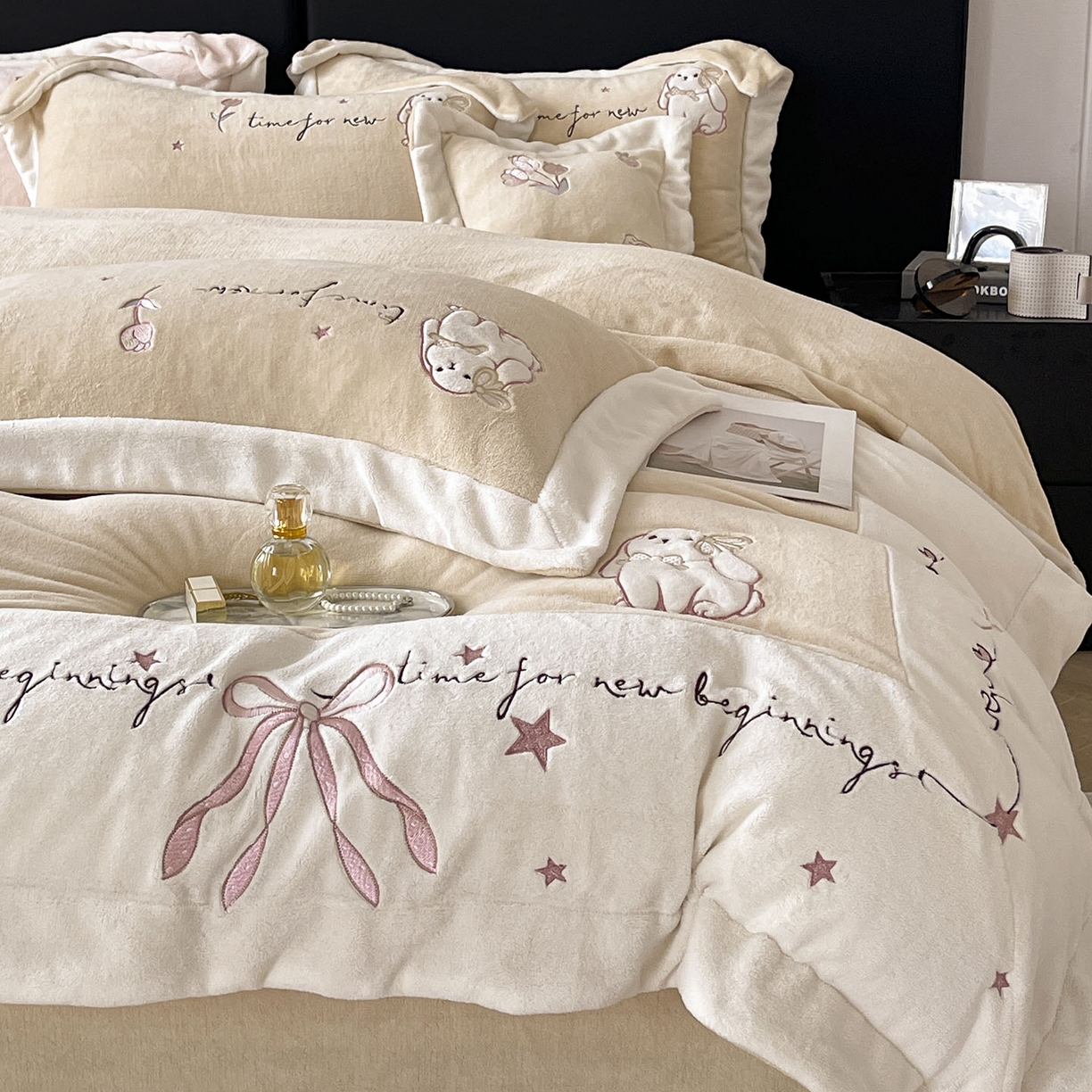 91家纺网 家纺一手货源 找家纺  2025冬季爆款A类加厚牛奶绒四件套保暖双面加绒珊瑚绒重工刺绣被套床单卡通床上用品 萌兔-咖