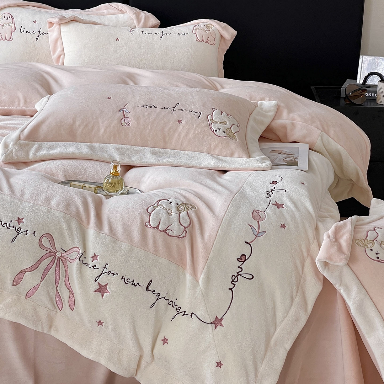 91家纺网 家纺一手货源 找家纺  2025冬季爆款A类加厚牛奶绒四件套保暖双面加绒珊瑚绒重工刺绣被套床单卡通床上用品 萌兔-粉白