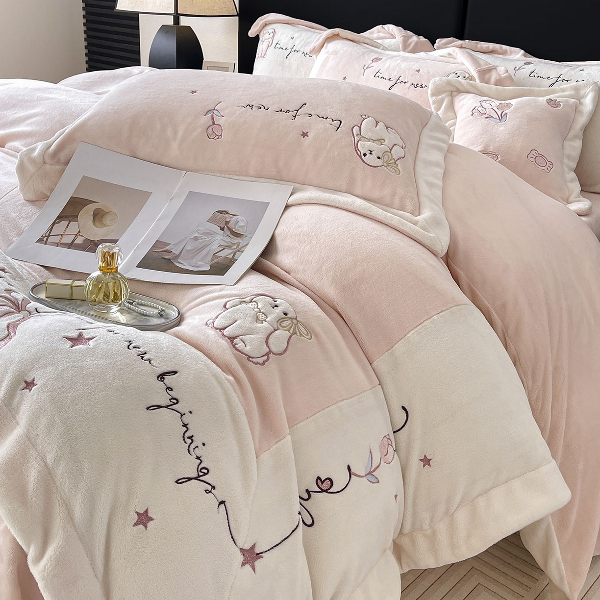  2025冬季爆款A类加厚牛奶绒四件套保暖双面加绒珊瑚绒重工刺绣被套床单卡通床上用品 萌兔-粉白