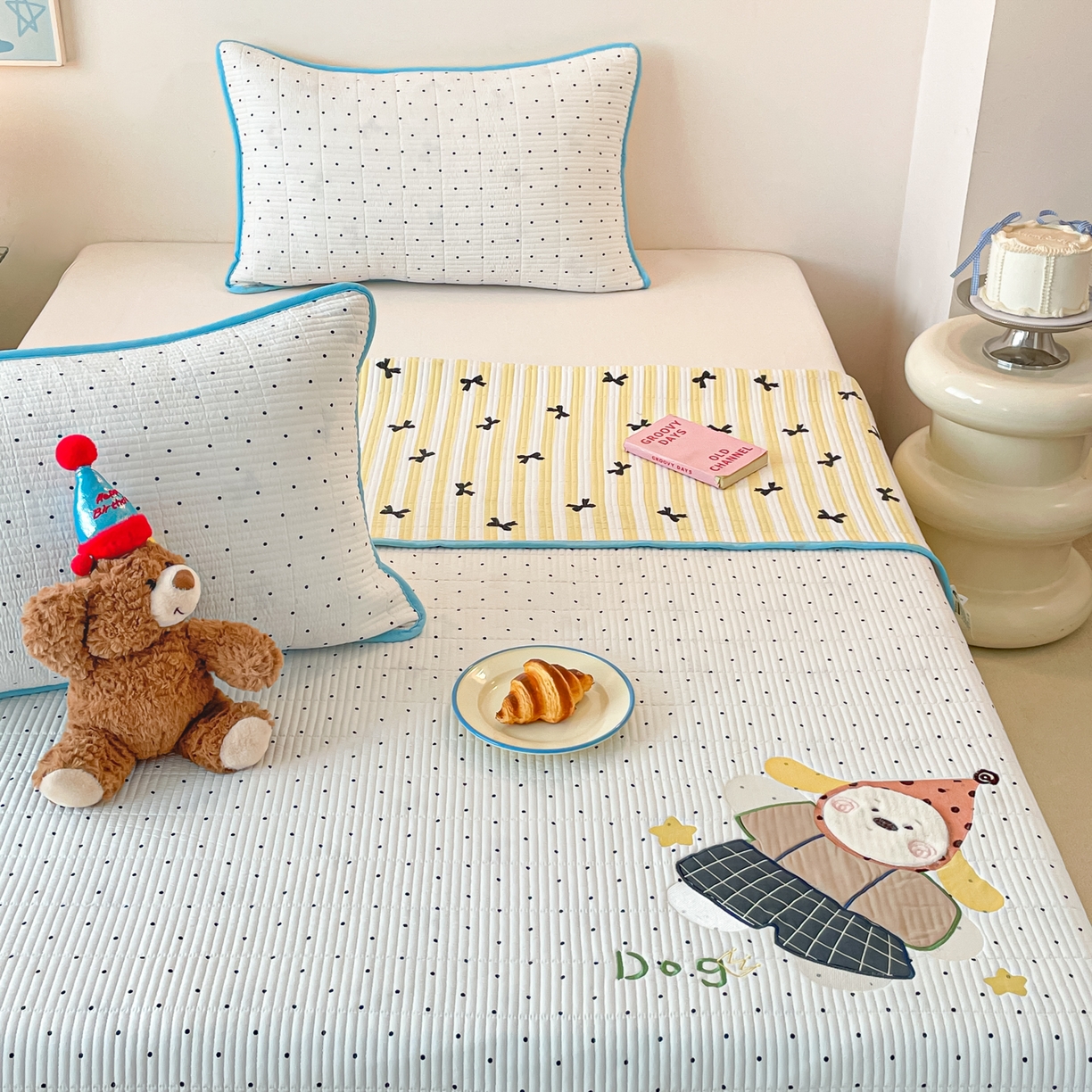 91家纺网 家纺一手货源 找家纺 桃心家居 2025新款ins小清新刺绣贴布绣卡通云柔水洗棉多功能床盖三件套 水洗棉床盖-快乐狗