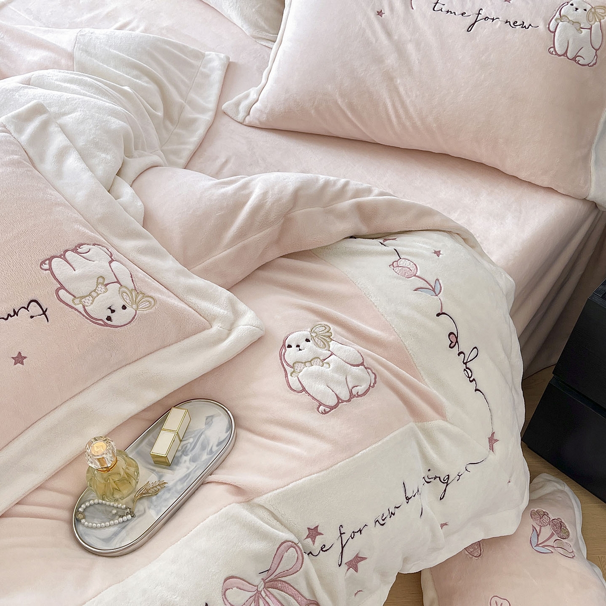 91家纺网 家纺一手货源 找家纺 （总） 2025冬季爆款A类加厚牛奶绒四件套保暖双面加绒珊瑚绒重工刺绣被套床单卡通床上用品