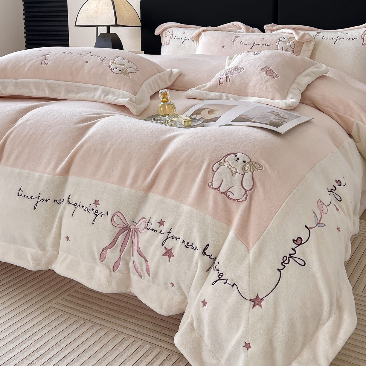 91家纺网 家纺一手货源 找家纺  2025冬季爆款A类加厚牛奶绒四件套保暖双面加绒珊瑚绒重工刺绣被套床单卡通床上用品 萌兔-粉白