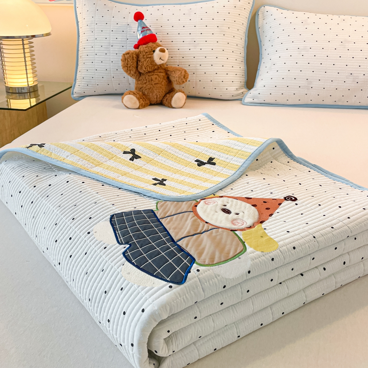 91家纺网 家纺一手货源 找家纺 桃心家居 2025新款ins小清新刺绣贴布绣卡通云柔水洗棉多功能床盖三件套 水洗棉床盖-快乐狗