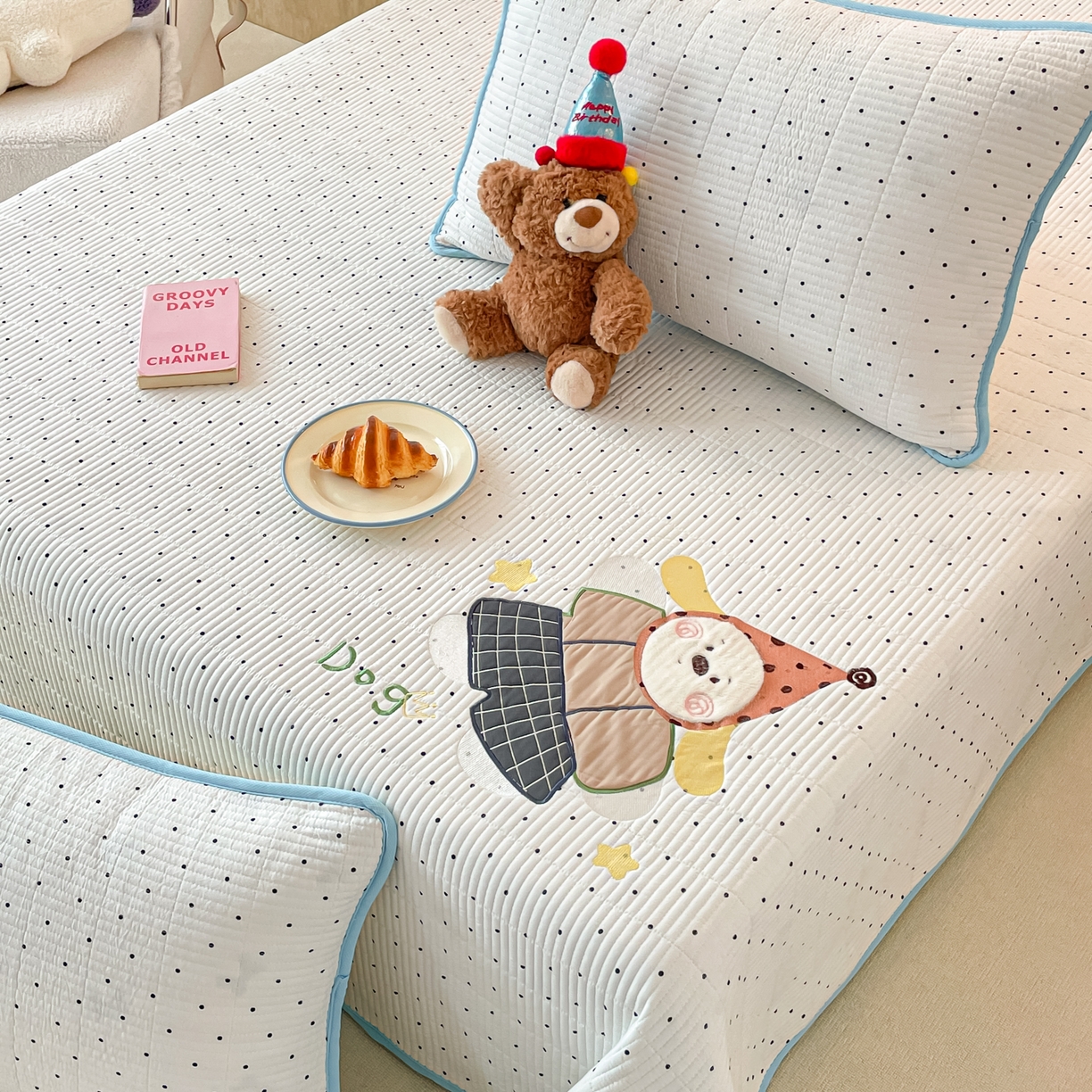 91家纺网 家纺一手货源 找家纺 桃心家居 2025新款ins小清新刺绣贴布绣卡通云柔水洗棉多功能床盖三件套 水洗棉床盖-快乐狗