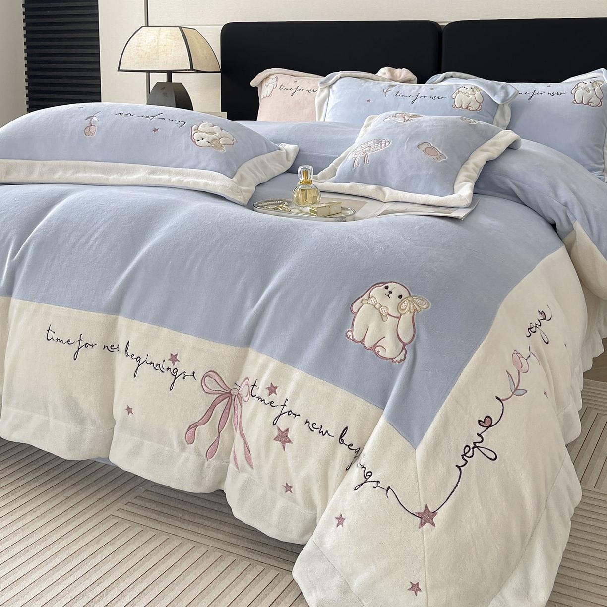 91家纺网 家纺一手货源 找家纺  2025冬季爆款A类加厚牛奶绒四件套保暖双面加绒珊瑚绒重工刺绣被套床单卡通床上用品 萌兔-蓝