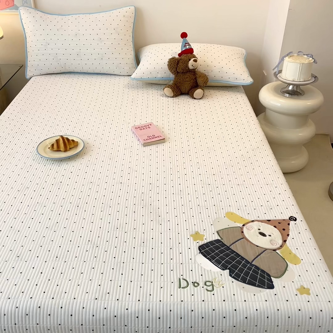 91家纺网 家纺一手货源 找家纺 桃心家居 2025新款ins小清新刺绣贴布绣卡通云柔水洗棉多功能床盖三件套 水洗棉床盖-快乐狗