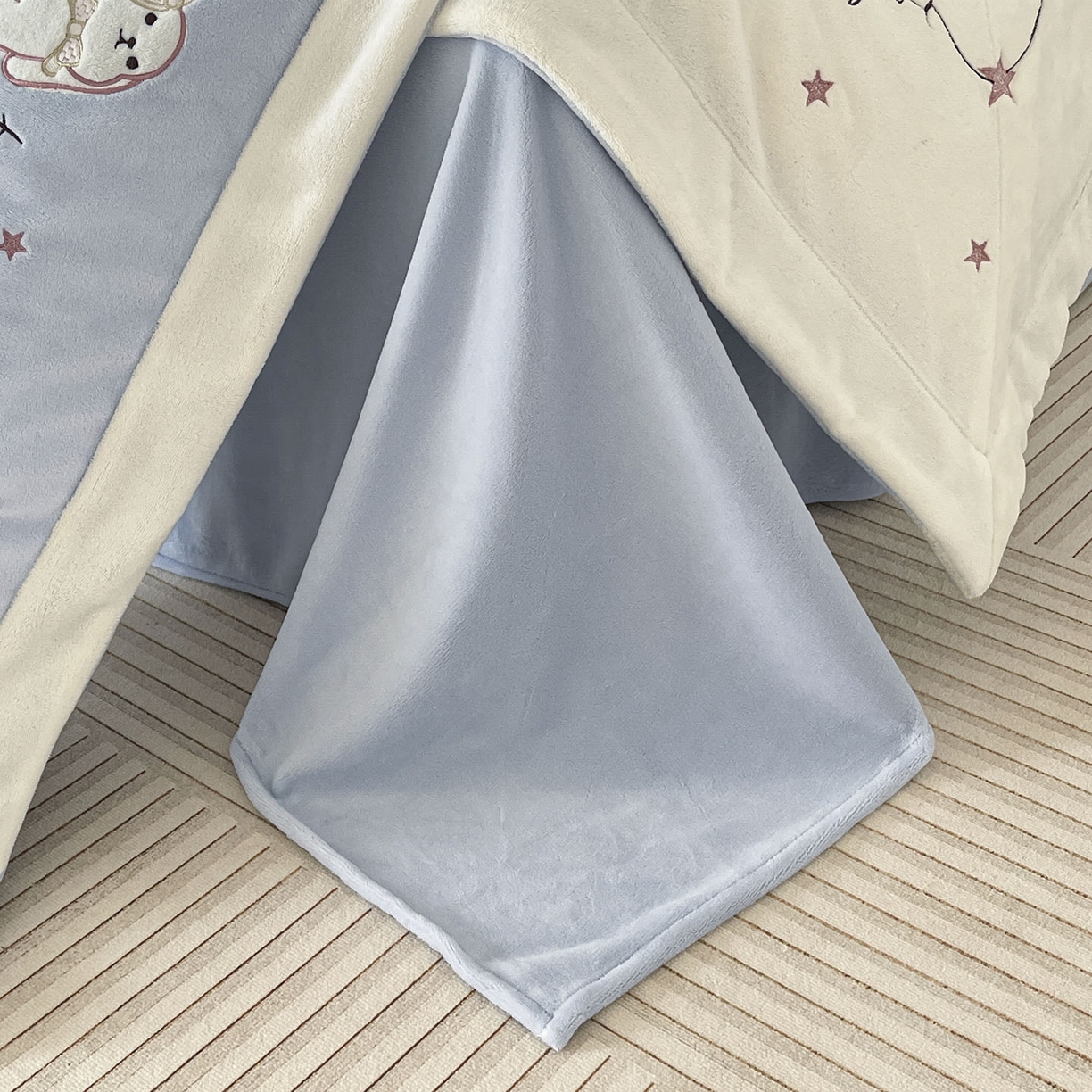 91家纺网 家纺一手货源 找家纺  2025冬季爆款A类加厚牛奶绒四件套保暖双面加绒珊瑚绒重工刺绣被套床单卡通床上用品 萌兔-蓝