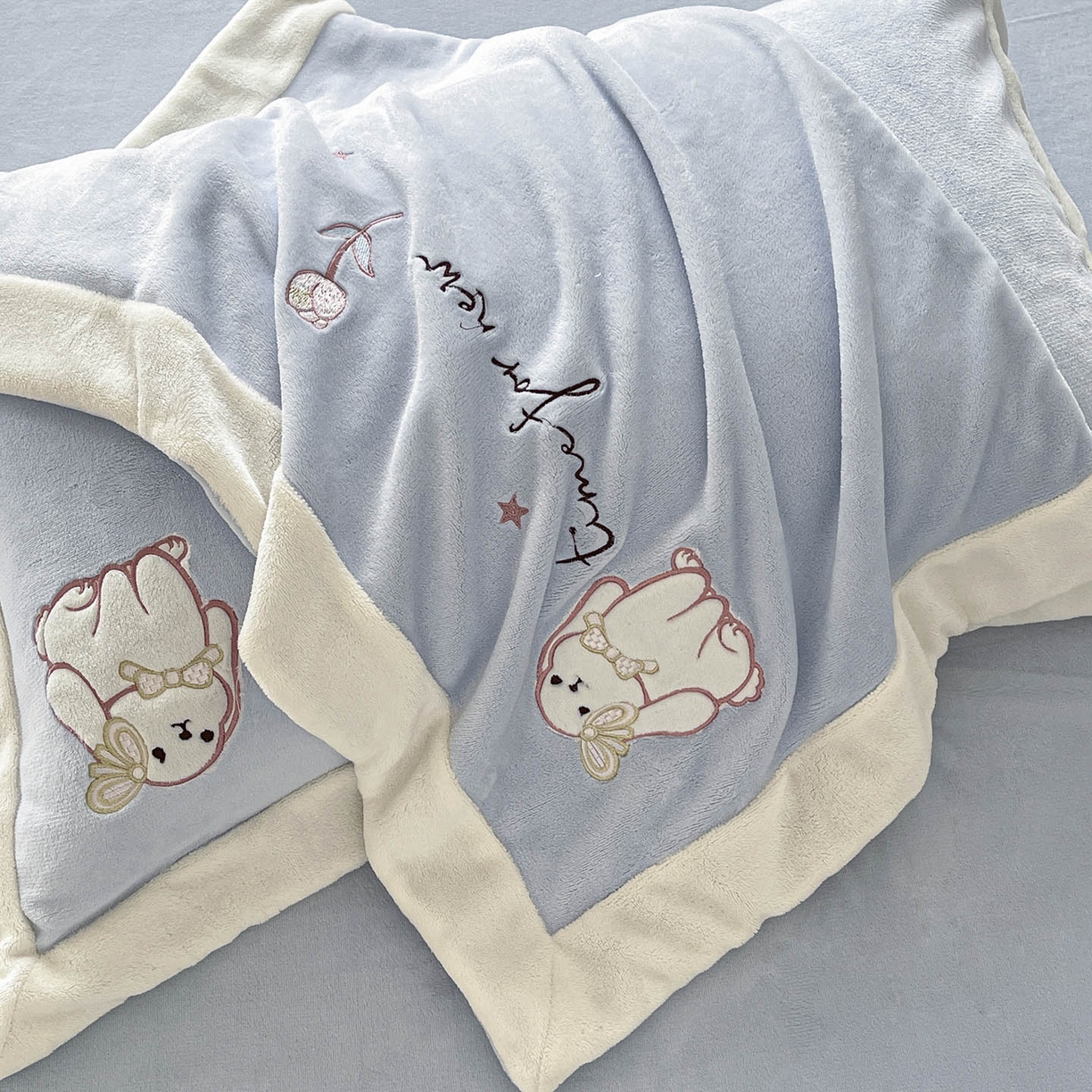 91家纺网 家纺一手货源 找家纺  2025冬季爆款A类加厚牛奶绒四件套保暖双面加绒珊瑚绒重工刺绣被套床单卡通床上用品 萌兔-蓝