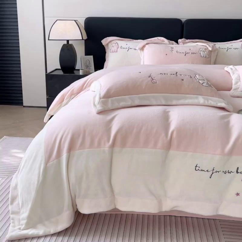 91家纺网 家纺一手货源 找家纺 （总） 2025冬季爆款A类加厚牛奶绒四件套保暖双面加绒珊瑚绒重工刺绣被套床单卡通床上用品