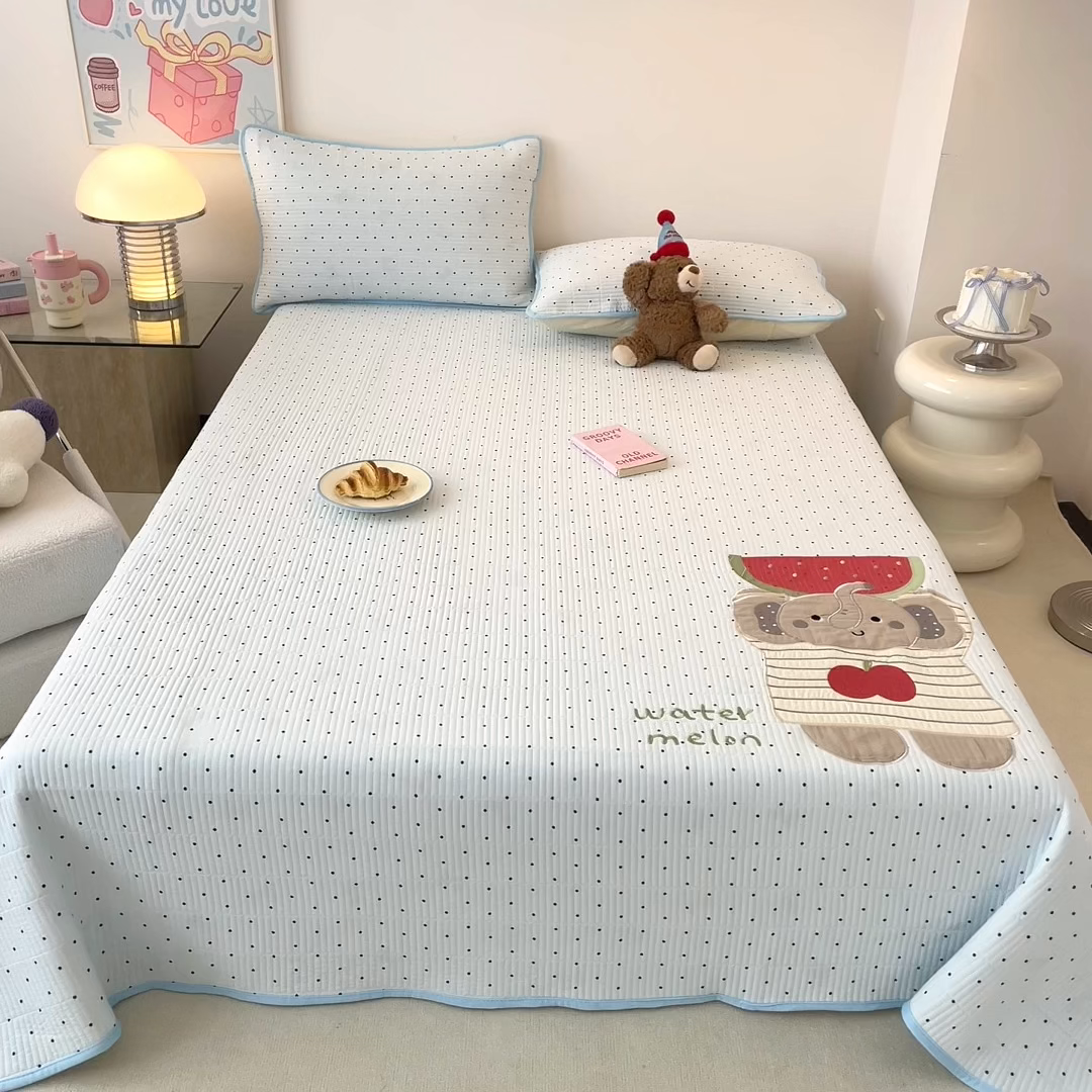 91家纺网 家纺一手货源 找家纺 桃心家居 2025新款ins小清新刺绣贴布绣卡通云柔水洗棉多功能床盖三件套 水洗棉床盖-西瓜象