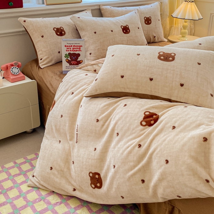 91家纺网 家纺一手货源 找家纺 斯卡诺家纺 2025新款双面牛奶绒跑量款四件套 波点小熊