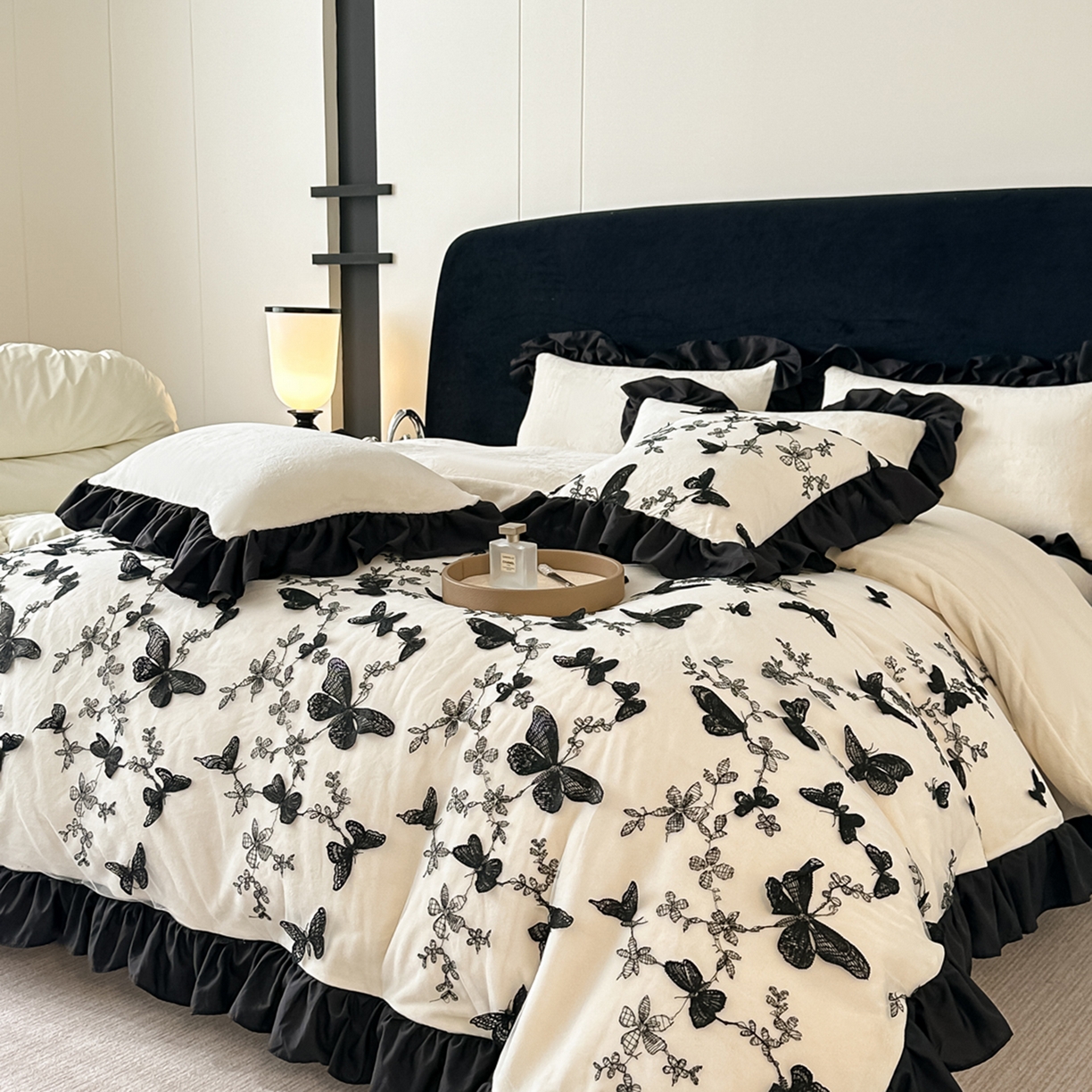 91家纺网 家纺一手货源 找家纺 （总）凯美家居 2025新款牛奶绒立体蕾丝刺绣四件套-蝴蝶翩翩