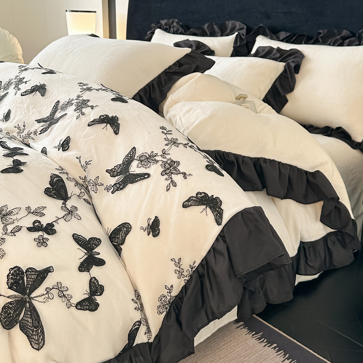 91家纺网 家纺一手货源 找家纺 （总）凯美家居 2025新款牛奶绒立体蕾丝刺绣四件套-蝴蝶翩翩