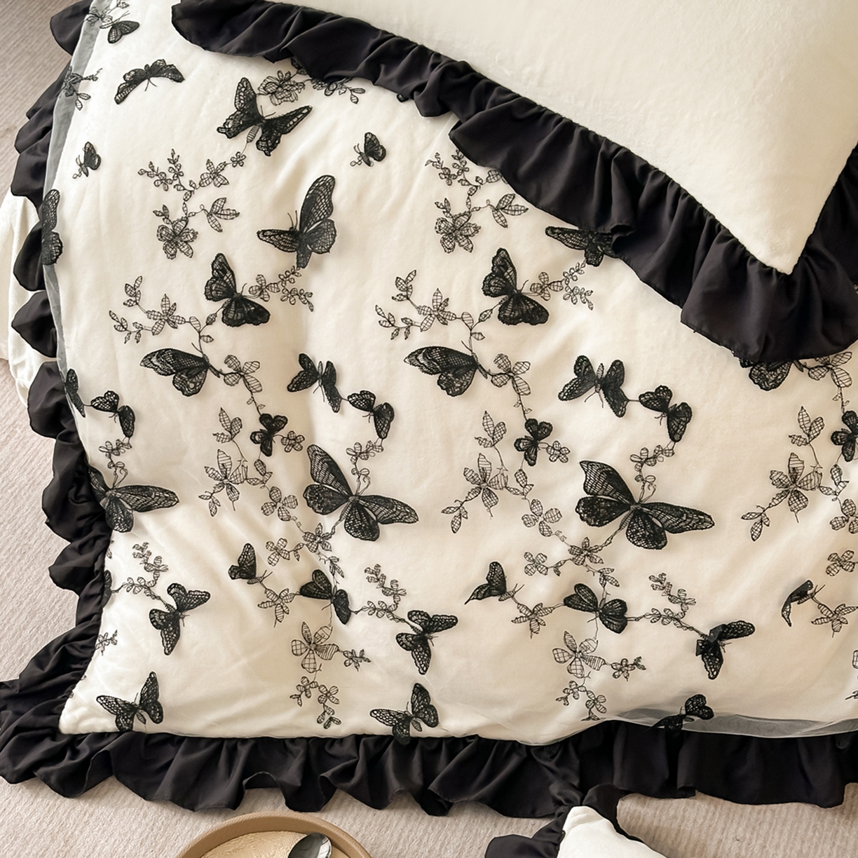 91家纺网 家纺一手货源 找家纺 （总）凯美家居 2025新款牛奶绒立体蕾丝刺绣四件套-蝴蝶翩翩