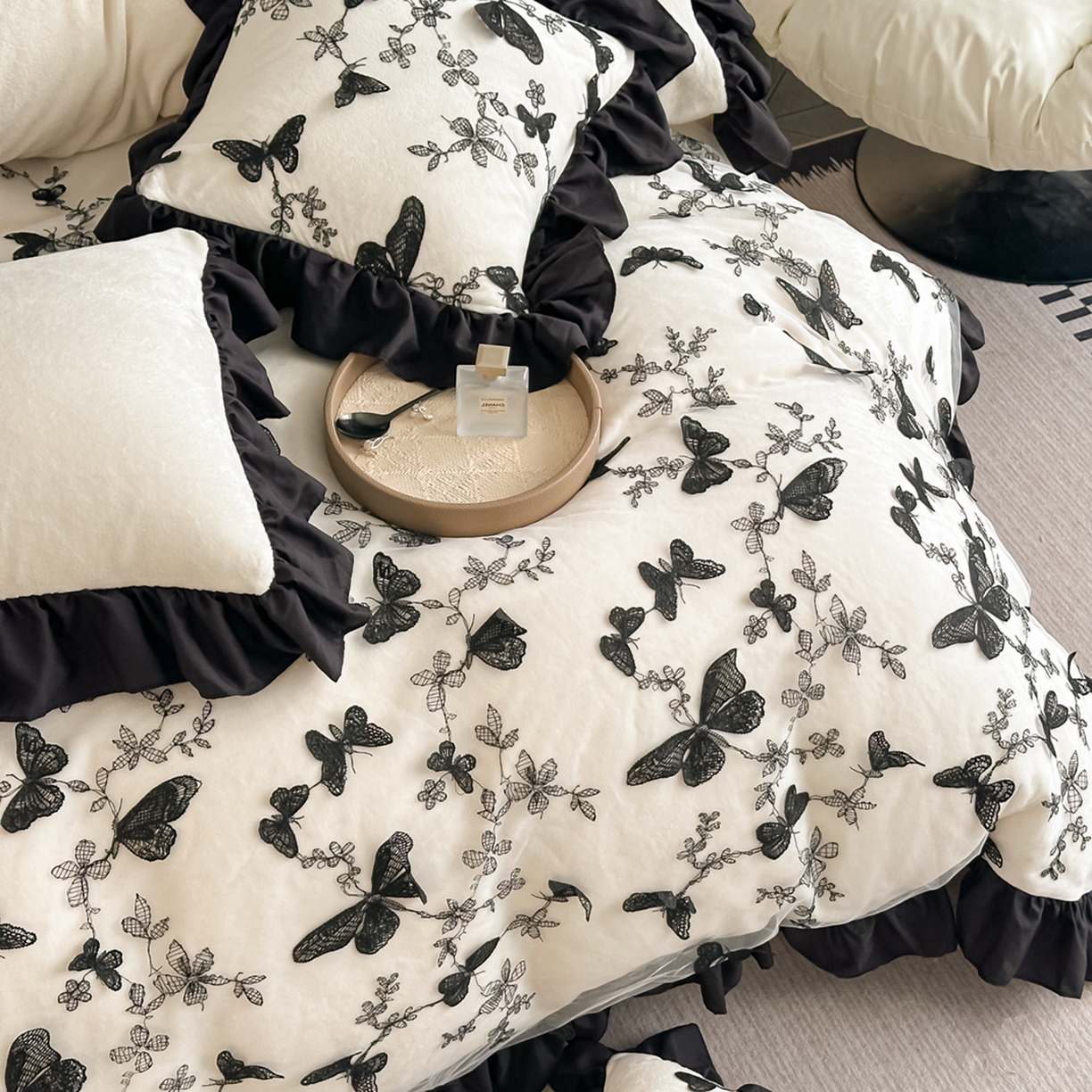 91家纺网 家纺一手货源 找家纺 （总）凯美家居 2025新款牛奶绒立体蕾丝刺绣四件套-蝴蝶翩翩