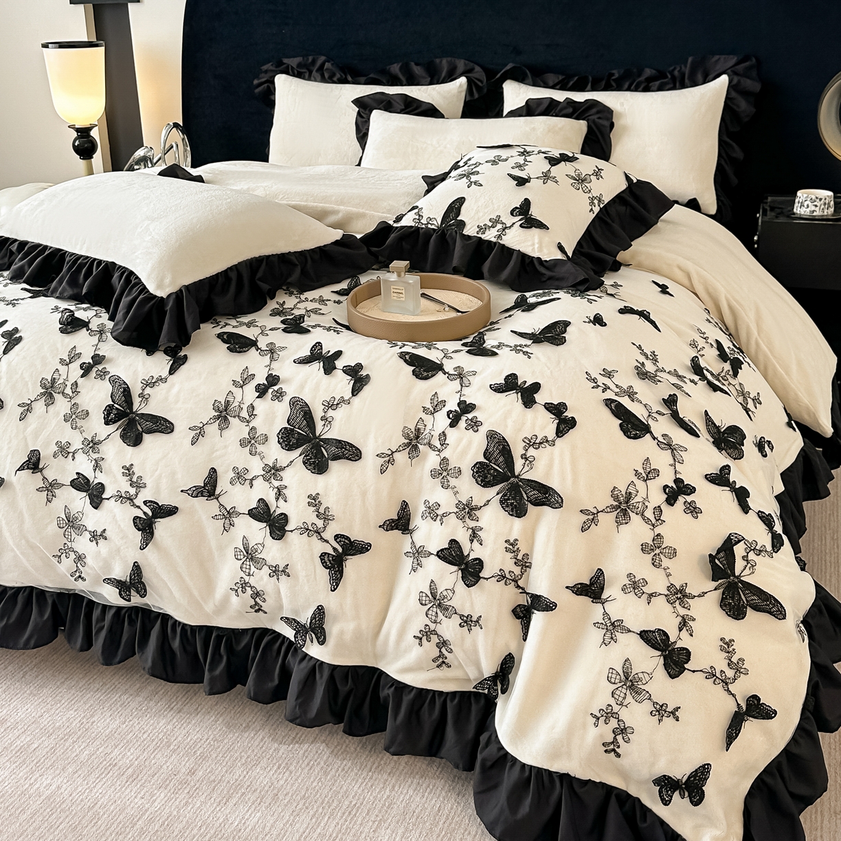 91家纺网 家纺一手货源 找家纺 凯美家居 2025新款牛奶绒立体蕾丝刺绣四件套-蝴蝶翩翩 蝴蝶翩翩-奶白