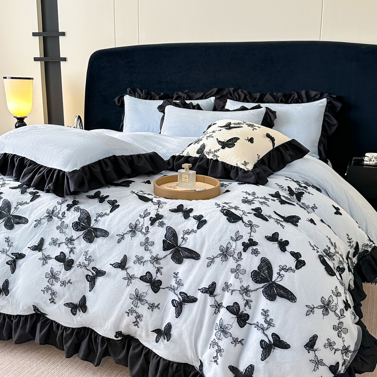 91家纺网 家纺一手货源 找家纺 （总）凯美家居 2025新款牛奶绒立体蕾丝刺绣四件套-蝴蝶翩翩