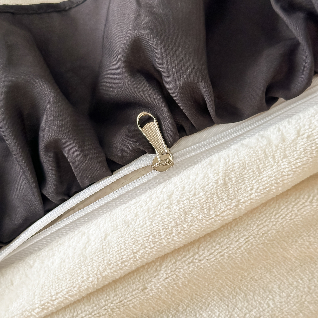 91家纺网 家纺一手货源 找家纺 凯美家居 2025新款牛奶绒立体蕾丝刺绣四件套-蝴蝶翩翩 蝴蝶翩翩-奶白