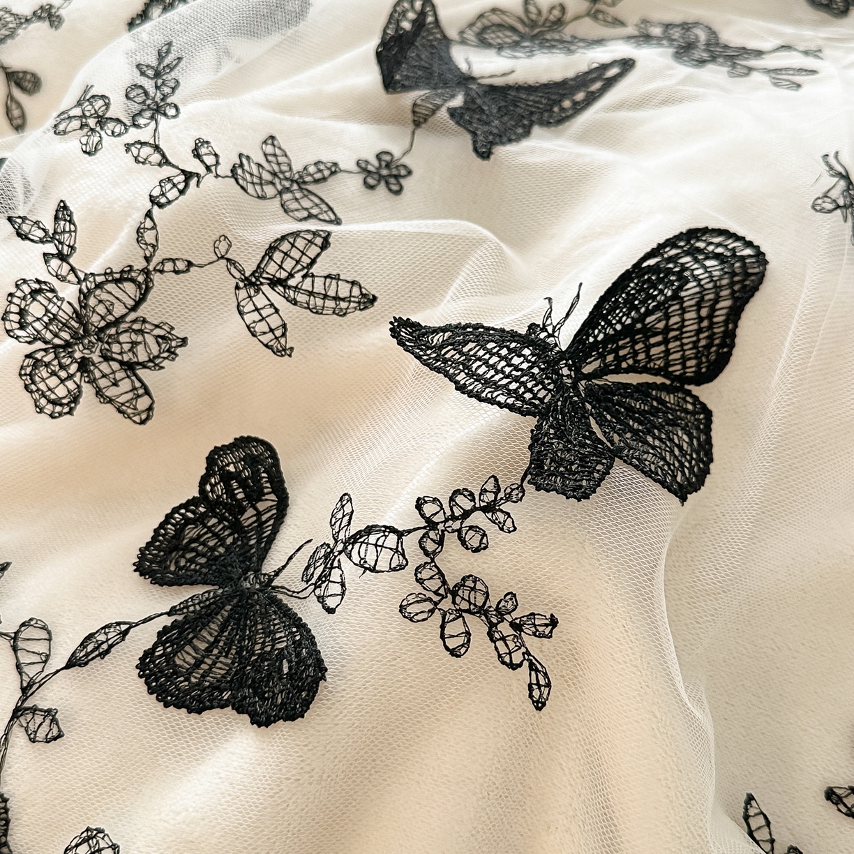 91家纺网 家纺一手货源 找家纺 凯美家居 2025新款牛奶绒立体蕾丝刺绣四件套-蝴蝶翩翩 蝴蝶翩翩-奶白