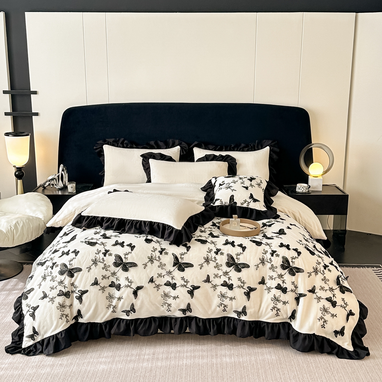 91家纺网 家纺一手货源 找家纺 凯美家居 2025新款牛奶绒立体蕾丝刺绣四件套-蝴蝶翩翩 蝴蝶翩翩-奶白