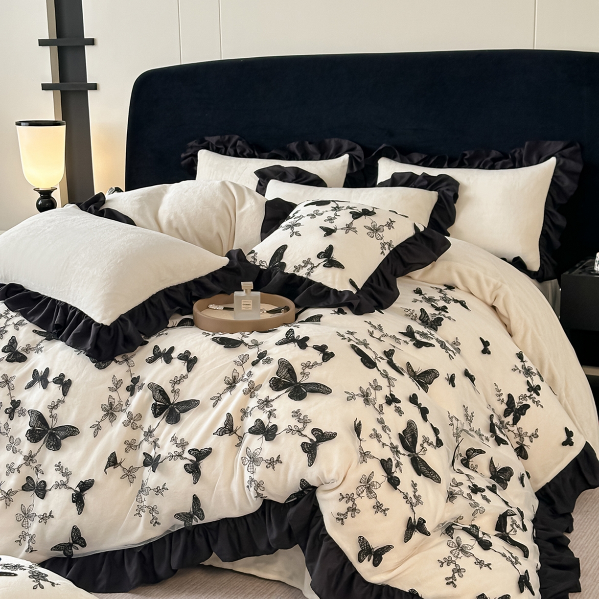 91家纺网 家纺一手货源 找家纺 凯美家居 2025新款牛奶绒立体蕾丝刺绣四件套-蝴蝶翩翩 蝴蝶翩翩-奶白