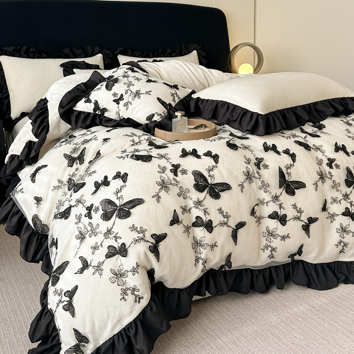 91家纺网 家纺一手货源 找家纺 凯美家居 2025新款牛奶绒立体蕾丝刺绣四件套-蝴蝶翩翩 蝴蝶翩翩-奶白