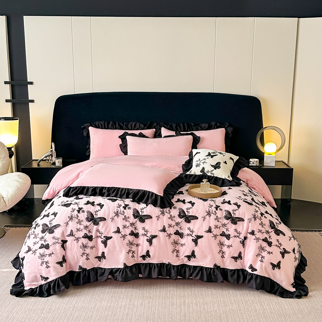 91家纺网 家纺一手货源 找家纺 凯美家居 2025新款牛奶绒立体蕾丝刺绣四件套-蝴蝶翩翩 蝴蝶翩翩-粉玉