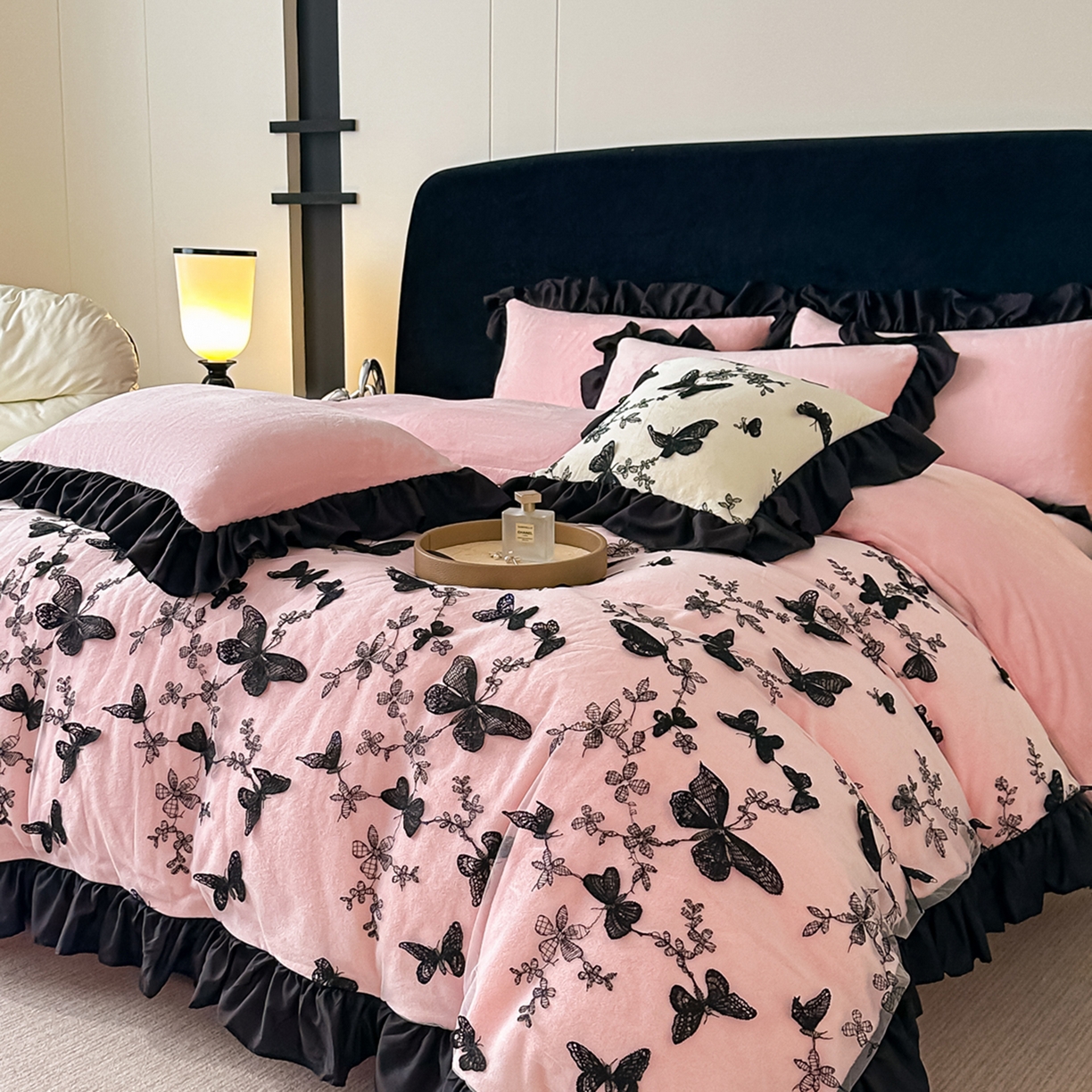 91家纺网 家纺一手货源 找家纺 凯美家居 2025新款牛奶绒立体蕾丝刺绣四件套-蝴蝶翩翩 蝴蝶翩翩-粉玉