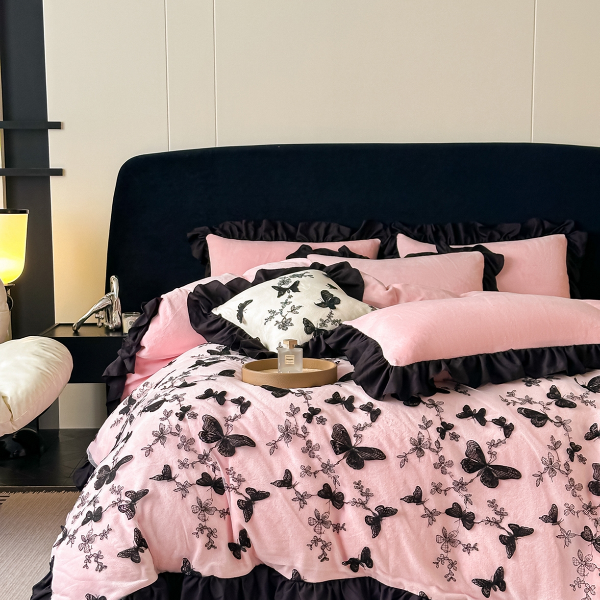 91家纺网 家纺一手货源 找家纺 凯美家居 2025新款牛奶绒立体蕾丝刺绣四件套-蝴蝶翩翩 蝴蝶翩翩-粉玉