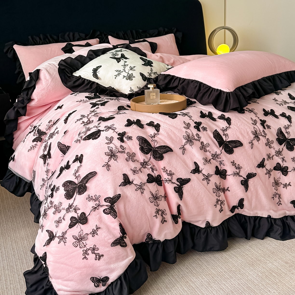 91家纺网 家纺一手货源 找家纺 凯美家居 2025新款牛奶绒立体蕾丝刺绣四件套-蝴蝶翩翩 蝴蝶翩翩-粉玉