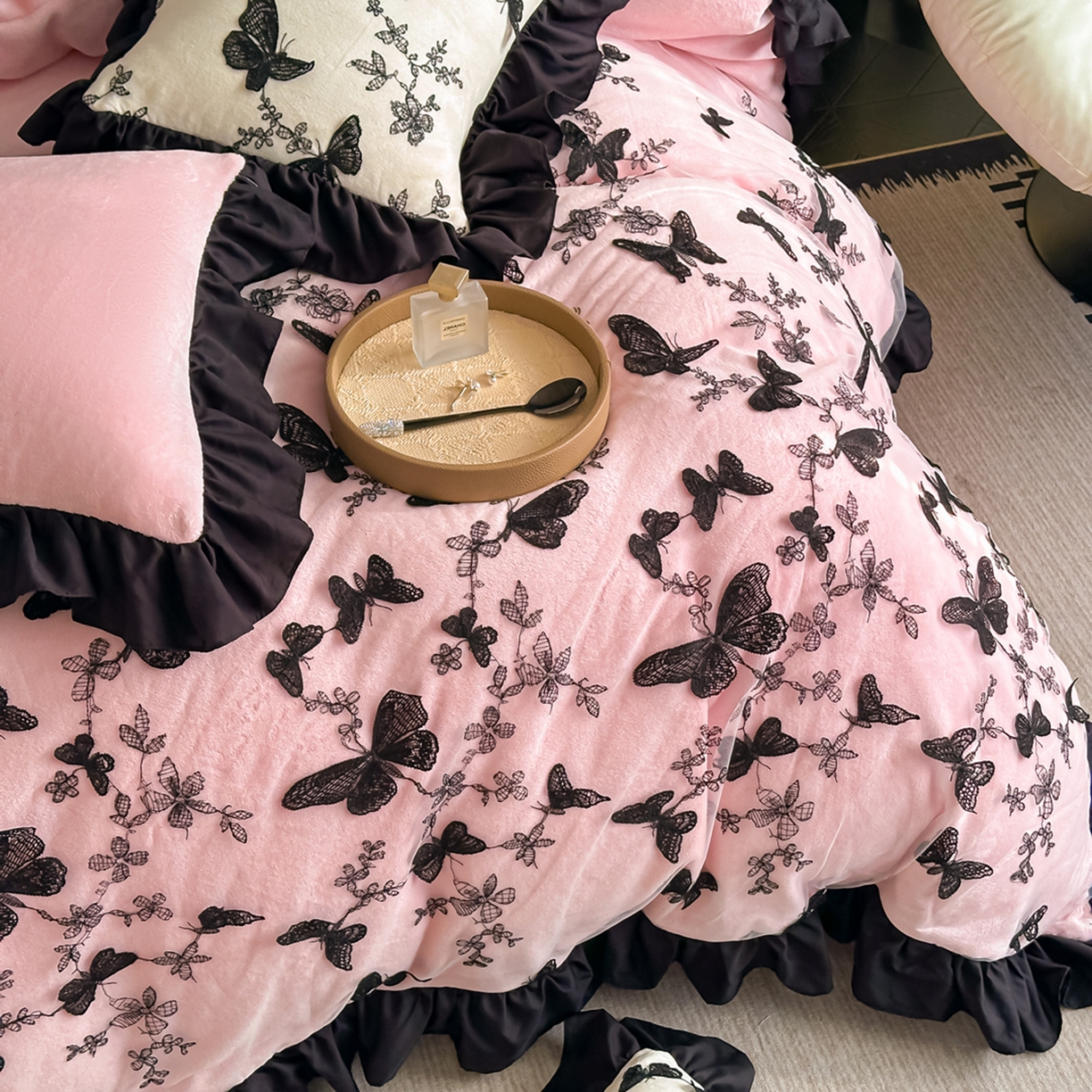 91家纺网 家纺一手货源 找家纺 凯美家居 2025新款牛奶绒立体蕾丝刺绣四件套-蝴蝶翩翩 蝴蝶翩翩-粉玉