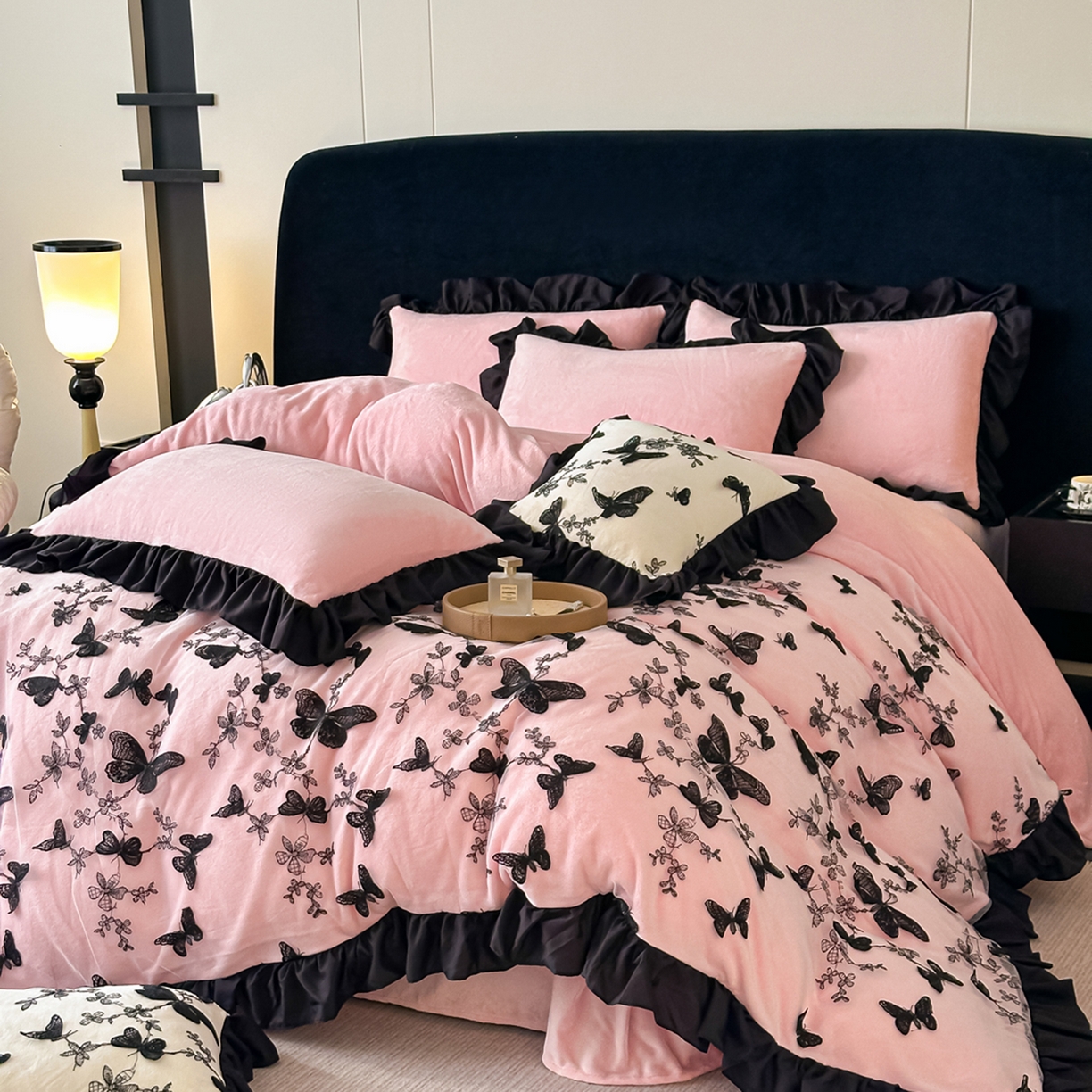 91家纺网 家纺一手货源 找家纺 凯美家居 2025新款牛奶绒立体蕾丝刺绣四件套-蝴蝶翩翩 蝴蝶翩翩-粉玉