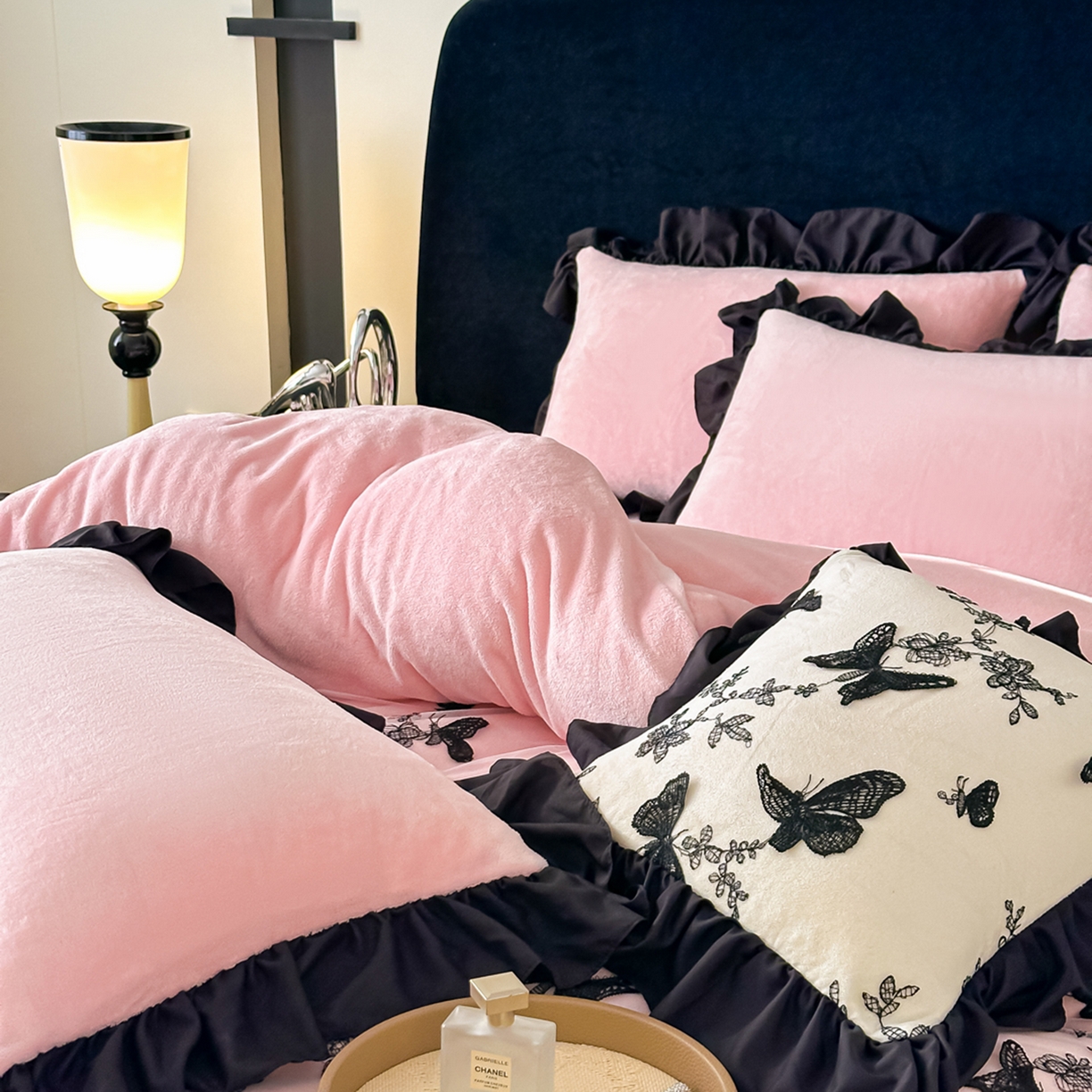 91家纺网 家纺一手货源 找家纺 凯美家居 2025新款牛奶绒立体蕾丝刺绣四件套-蝴蝶翩翩 蝴蝶翩翩-粉玉