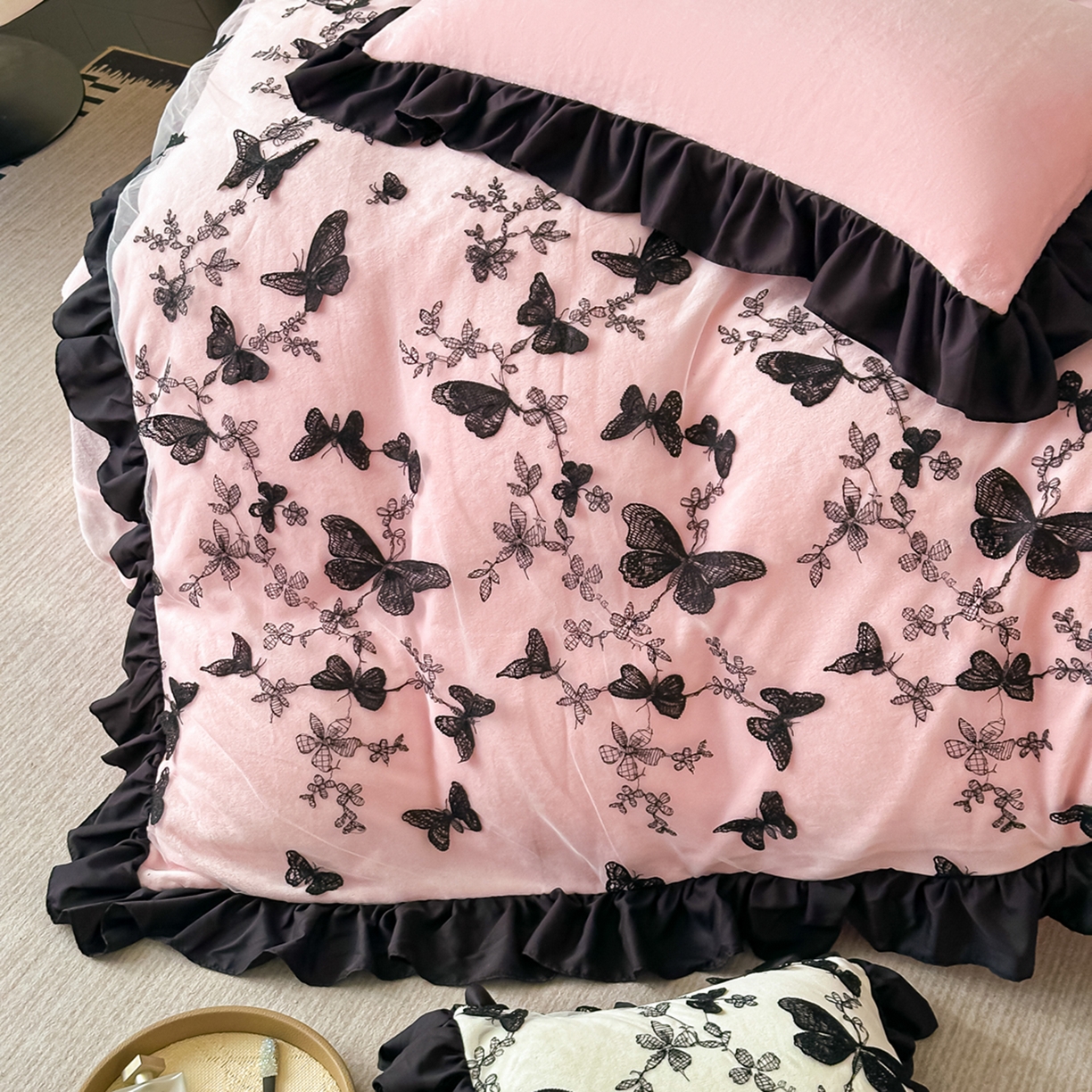 91家纺网 家纺一手货源 找家纺 凯美家居 2025新款牛奶绒立体蕾丝刺绣四件套-蝴蝶翩翩 蝴蝶翩翩-粉玉