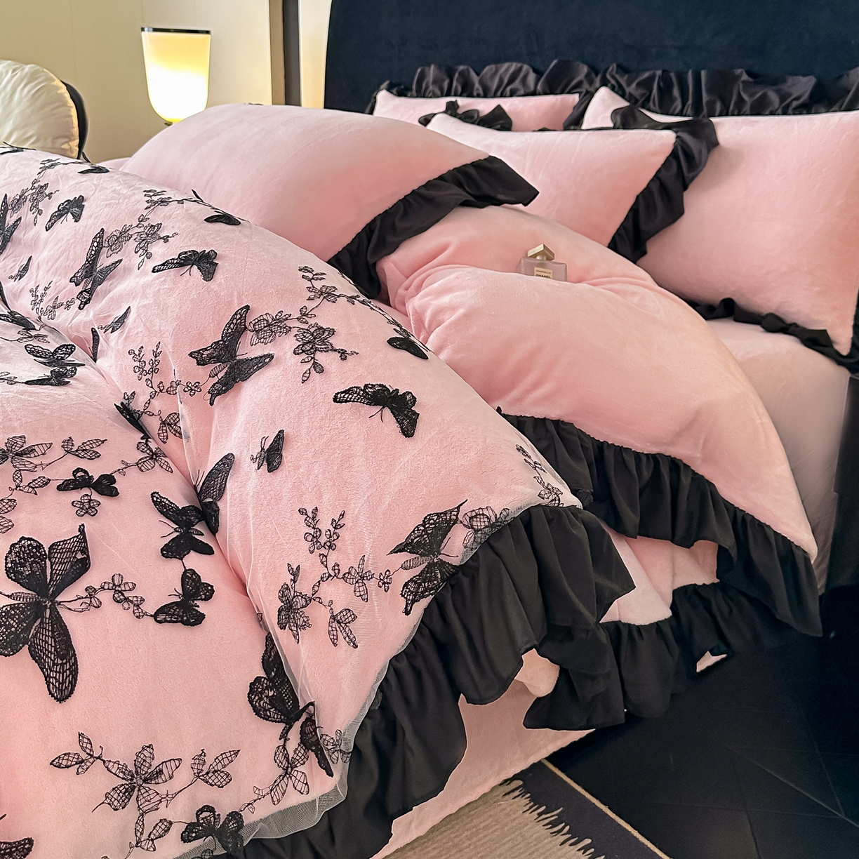 91家纺网 家纺一手货源 找家纺 凯美家居 2025新款牛奶绒立体蕾丝刺绣四件套-蝴蝶翩翩 蝴蝶翩翩-粉玉