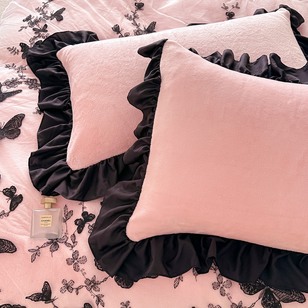 91家纺网 家纺一手货源 找家纺 凯美家居 2025新款牛奶绒立体蕾丝刺绣四件套-蝴蝶翩翩 蝴蝶翩翩-粉玉