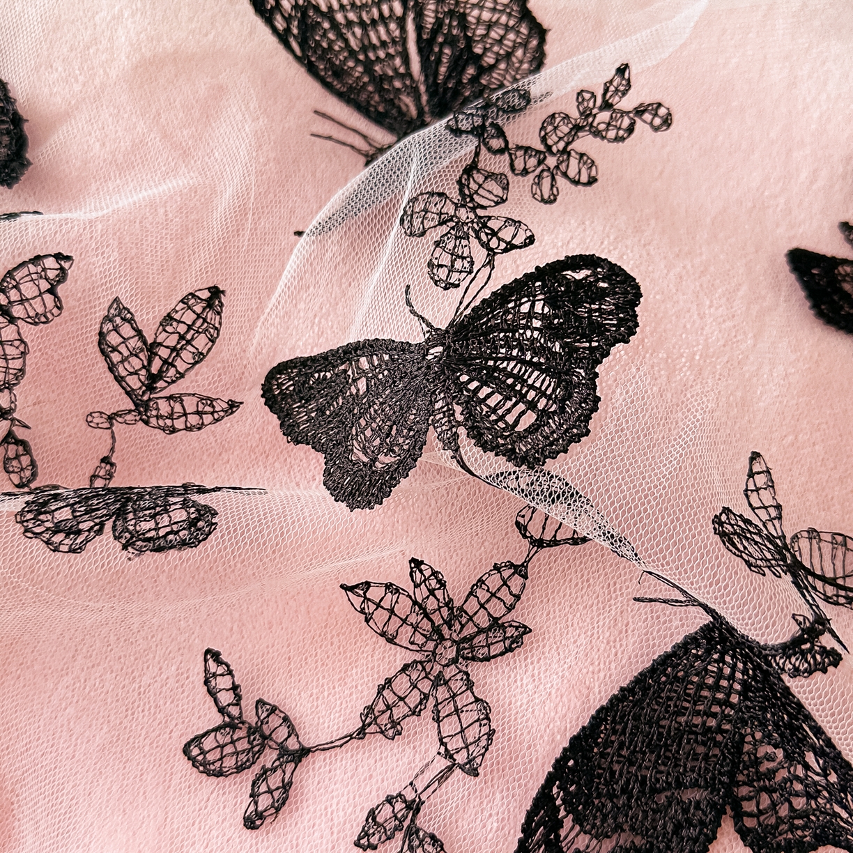 91家纺网 家纺一手货源 找家纺 凯美家居 2025新款牛奶绒立体蕾丝刺绣四件套-蝴蝶翩翩 蝴蝶翩翩-粉玉