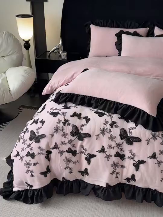 91家纺网 家纺一手货源 找家纺 凯美家居 2025新款牛奶绒立体蕾丝刺绣四件套-蝴蝶翩翩 蝴蝶翩翩-粉玉