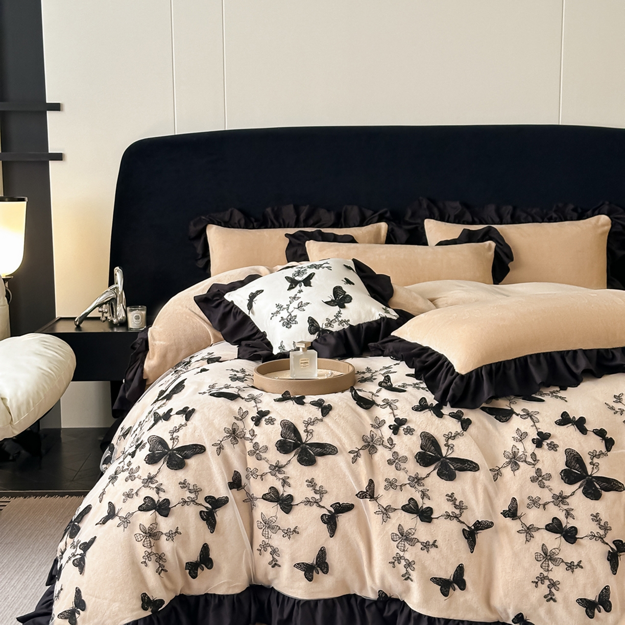 91家纺网 家纺一手货源 找家纺 凯美家居 2025新款牛奶绒立体蕾丝刺绣四件套-蝴蝶翩翩 蝴蝶翩翩-卡其