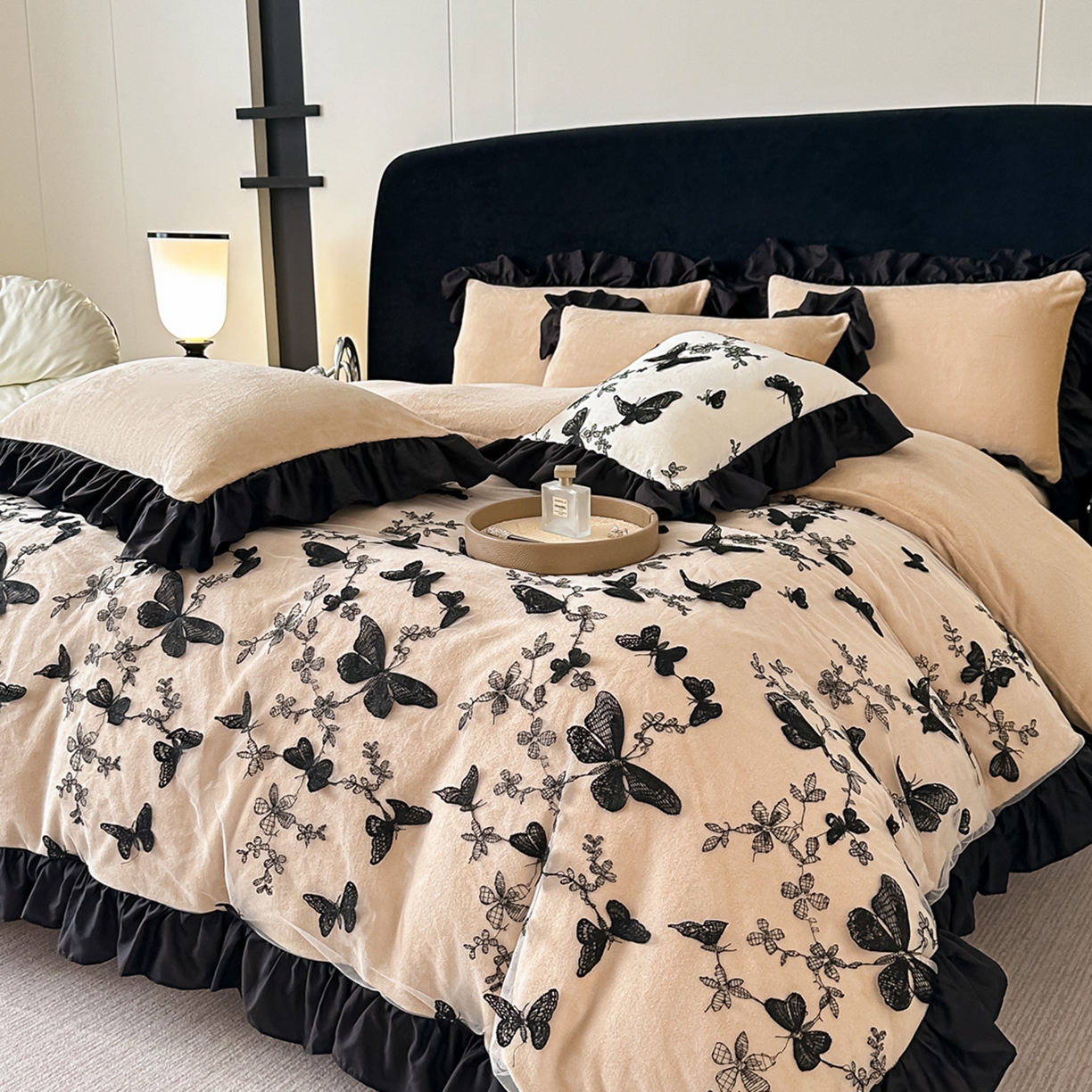 91家纺网 家纺一手货源 找家纺 凯美家居 2025新款牛奶绒立体蕾丝刺绣四件套-蝴蝶翩翩 蝴蝶翩翩-卡其