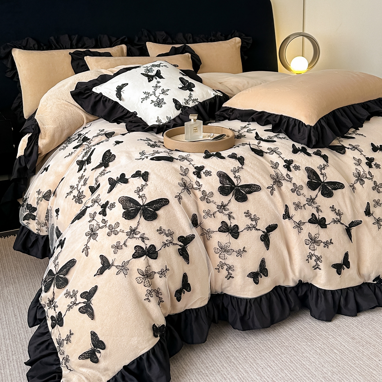 91家纺网 家纺一手货源 找家纺 凯美家居 2025新款牛奶绒立体蕾丝刺绣四件套-蝴蝶翩翩 蝴蝶翩翩-卡其