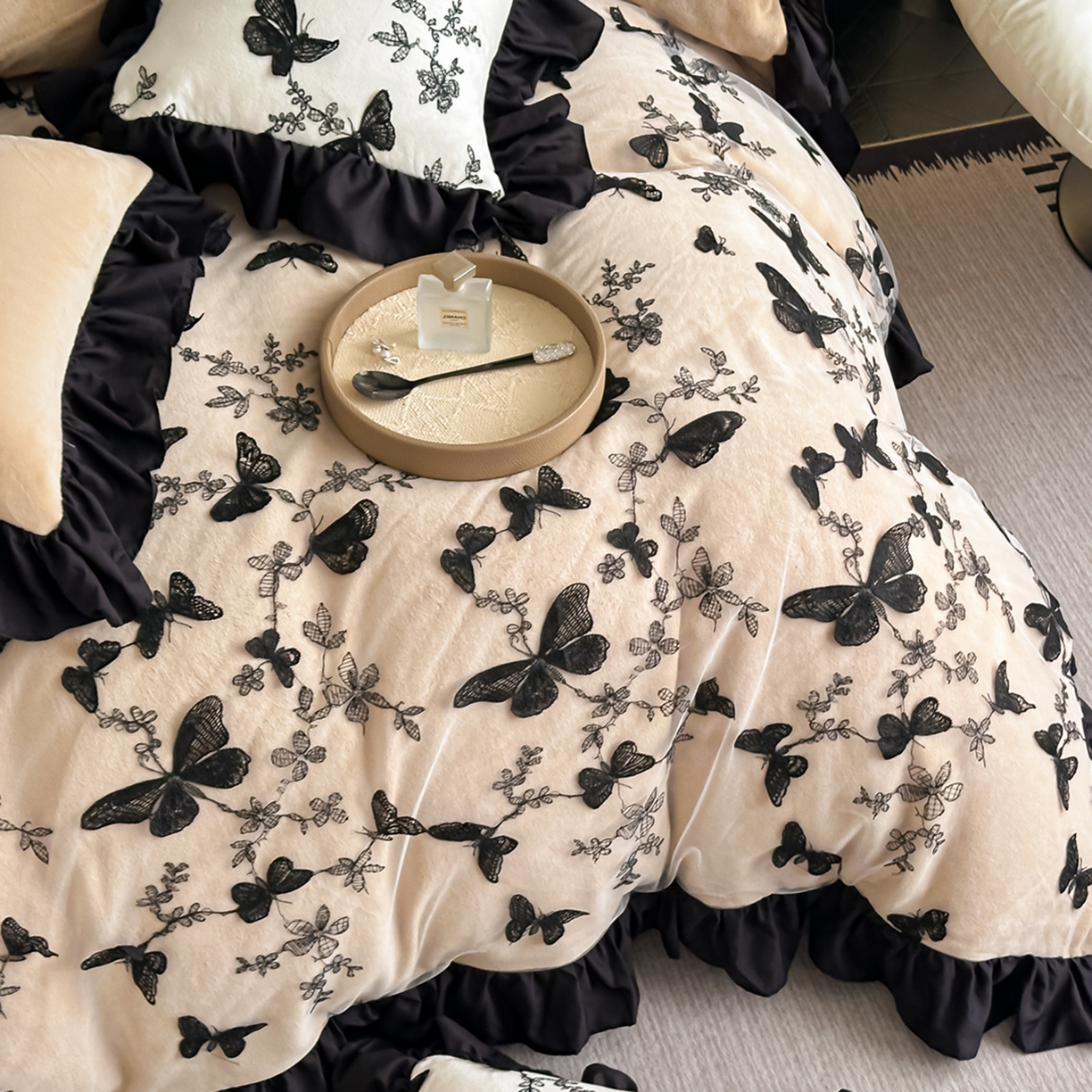 91家纺网 家纺一手货源 找家纺 凯美家居 2025新款牛奶绒立体蕾丝刺绣四件套-蝴蝶翩翩 蝴蝶翩翩-卡其