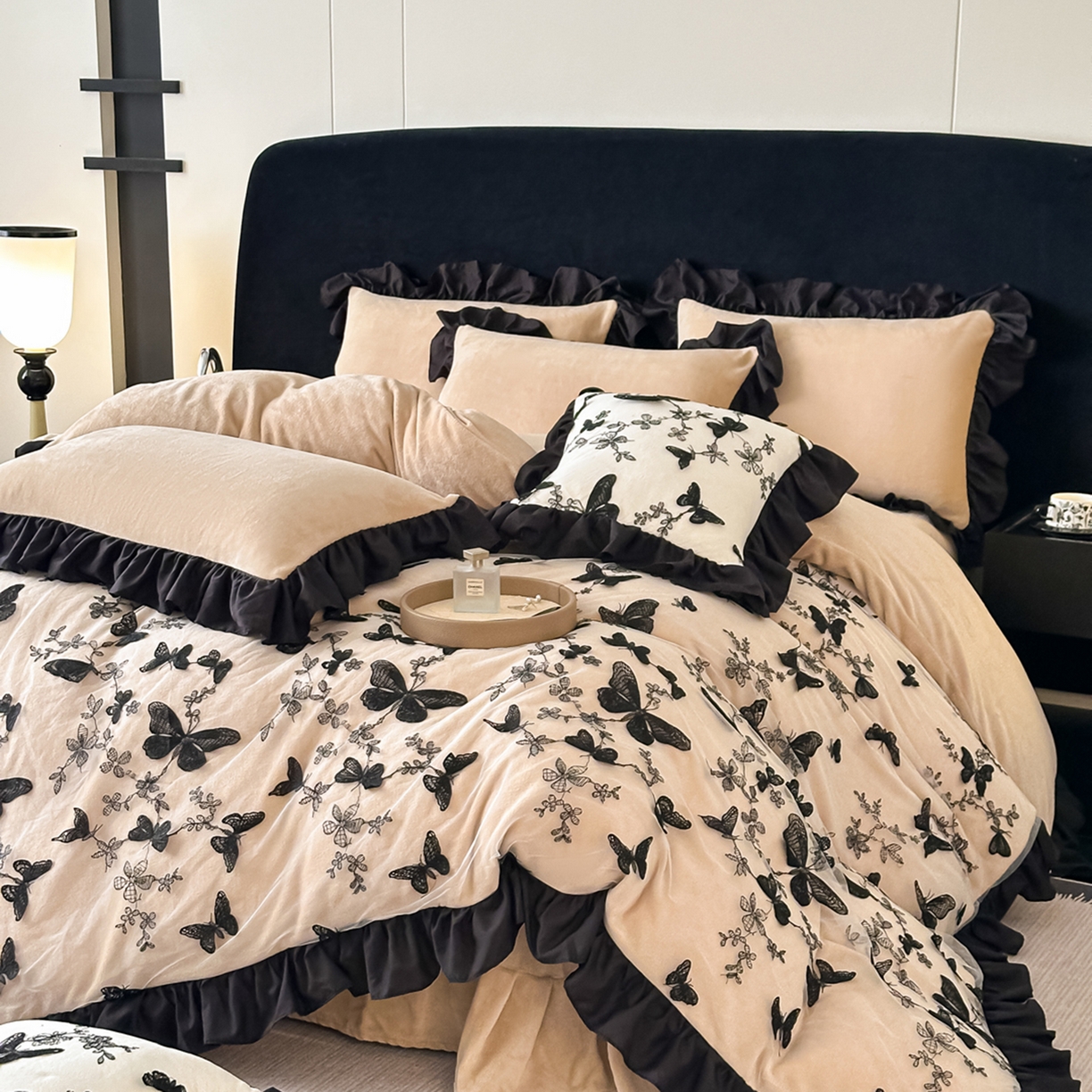 91家纺网 家纺一手货源 找家纺 凯美家居 2025新款牛奶绒立体蕾丝刺绣四件套-蝴蝶翩翩 蝴蝶翩翩-卡其